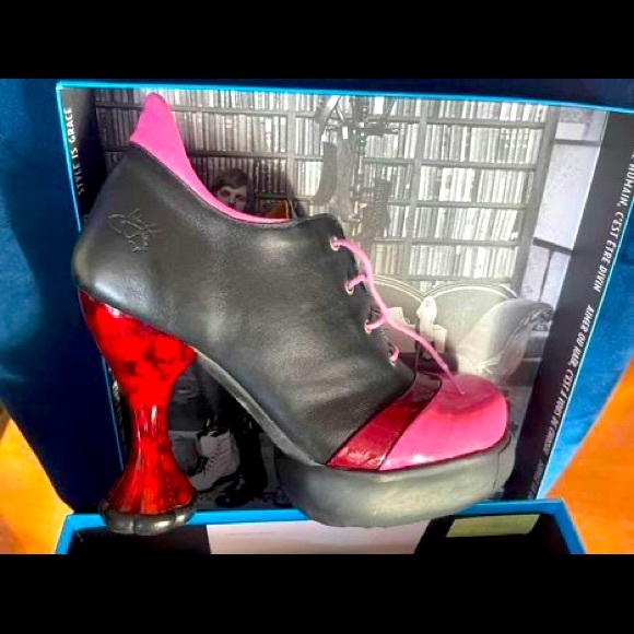 Size 10 -Sova Sundae (Berry) - Picture 1 of 6